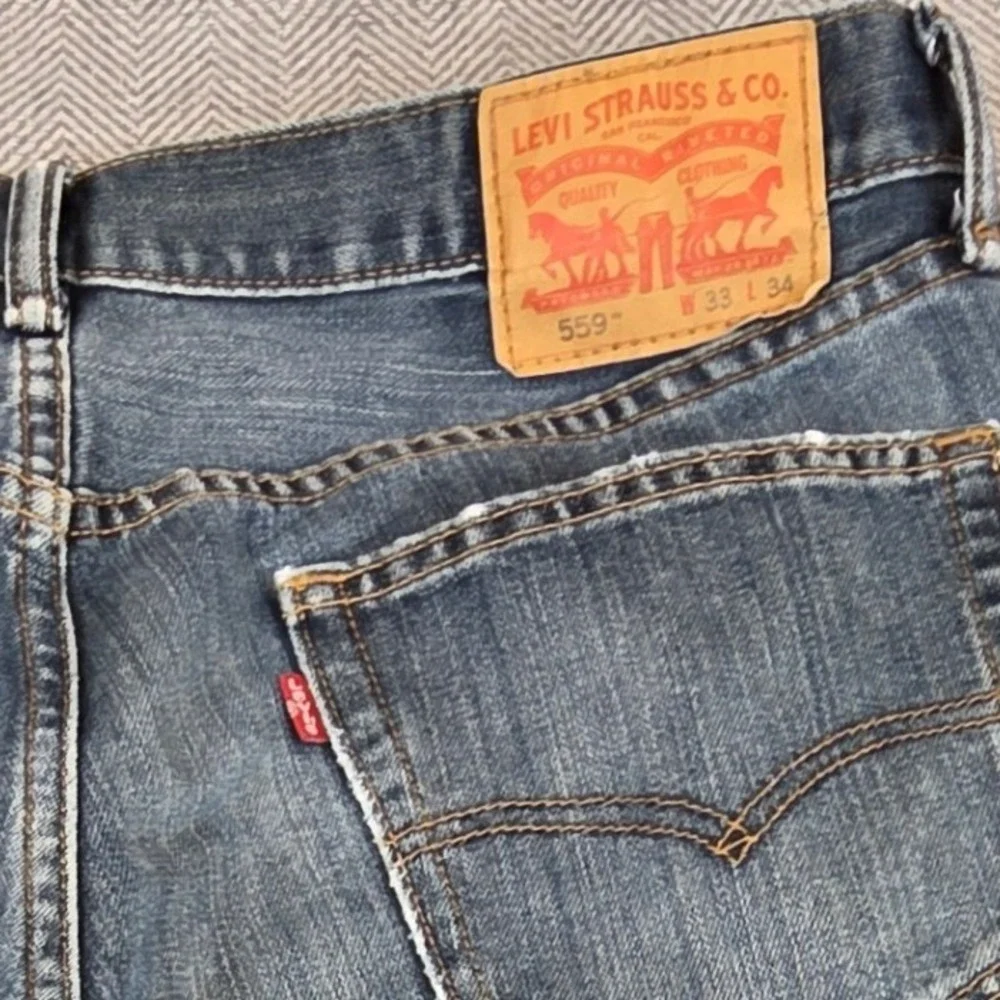 Levis 559 Relaxed Straight Jeans Mens 33x34 Medium Wash Blue Distressed Thrashed
